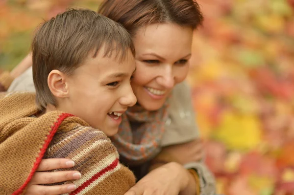 Madre e figlio nel parco — Foto Stock