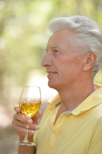 Anciano beber vino — Foto de Stock