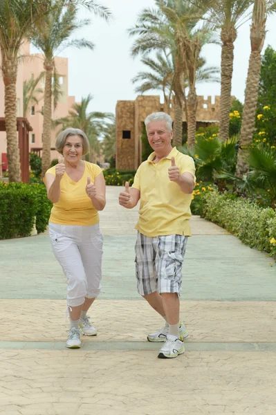 Senior couple at resort — Stock Photo, Image