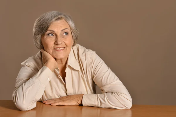 Ηλικιωμένη γυναίκα στο στούντιο — Φωτογραφία Αρχείου