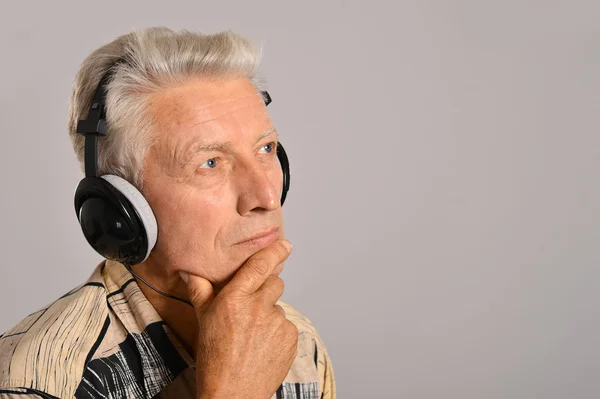 Hombre mayor en auriculares —  Fotos de Stock