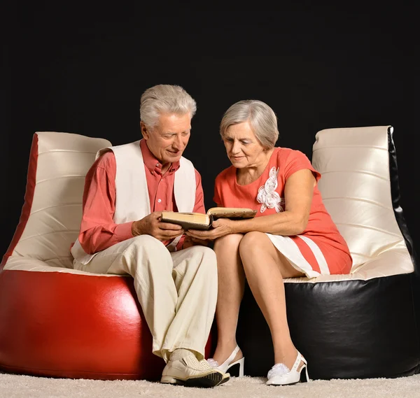 Couple reading book — Stock Photo, Image