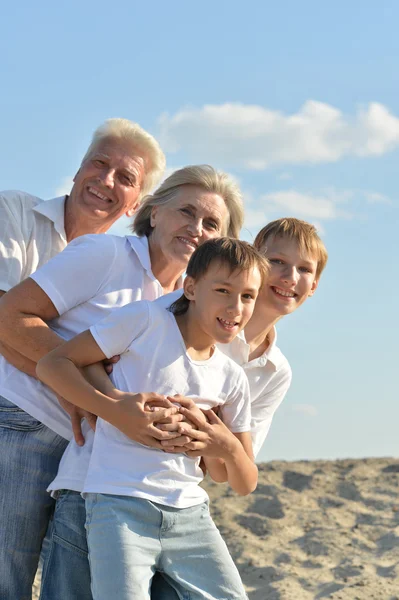 Pojkar med mor-och farföräldrar — Stockfoto