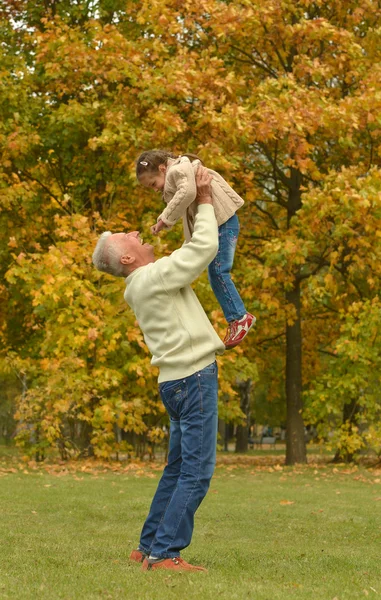 Grootvader met kind — Stockfoto