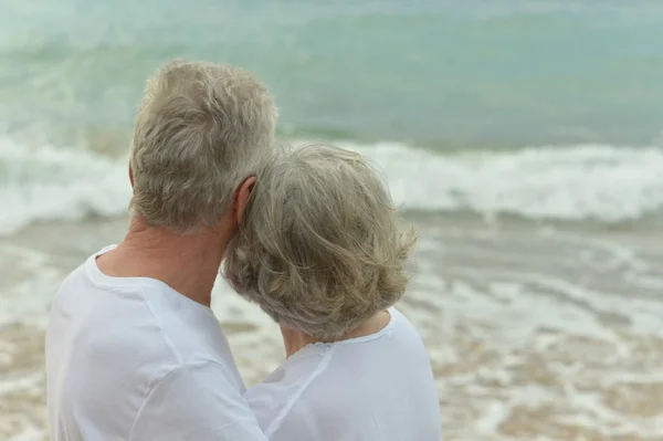 Couple looking at sea — Stock Photo, Image