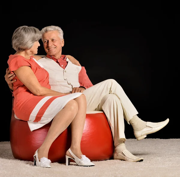 Pareja sentada en sillón — Foto de Stock