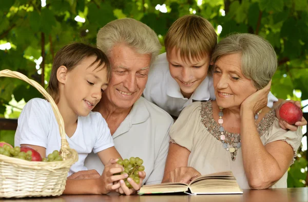 Mor-och farföräldrar med sitt barnbarn — Stockfoto