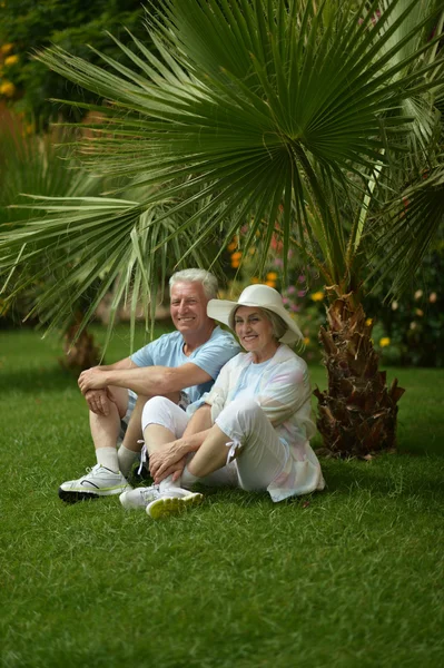 リゾートに年配のカップル — ストック写真