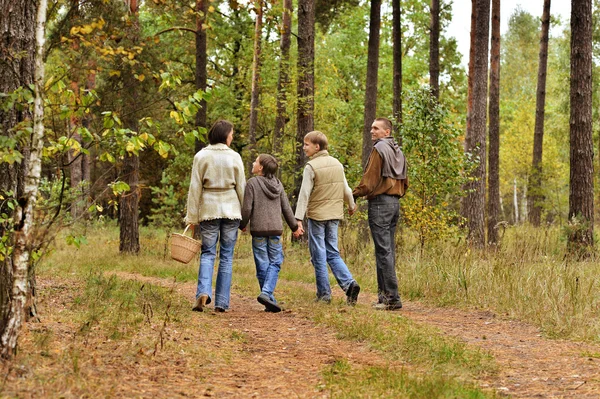 Familia en bosque otoñal — Foto de Stock