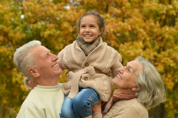 Freundliche Familie im Herbstpark — Stockfoto