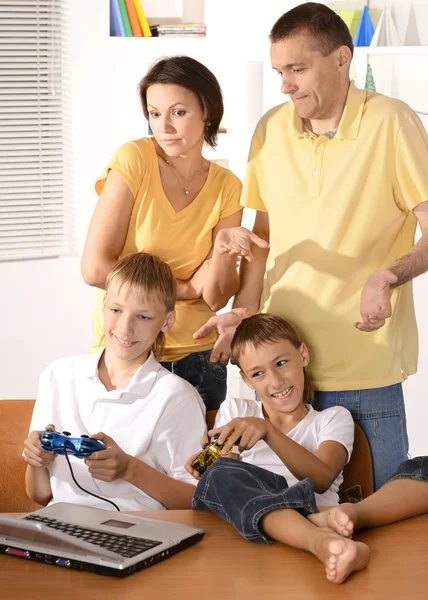 Familia jugando en el ordenador portátil —  Fotos de Stock