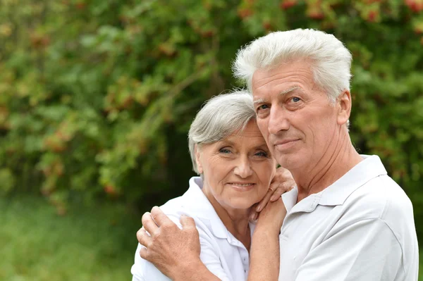 Seniorenpaar in park — Stockfoto