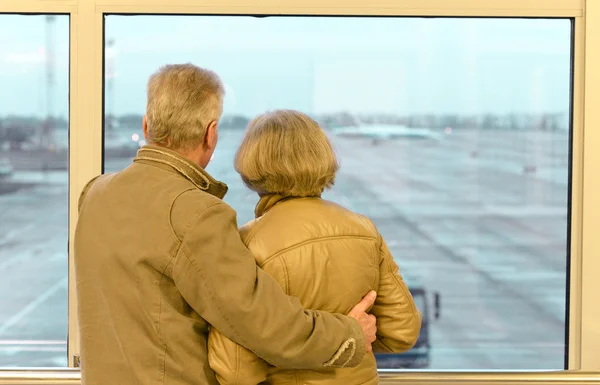Couple aîné à l'aéroport — Photo