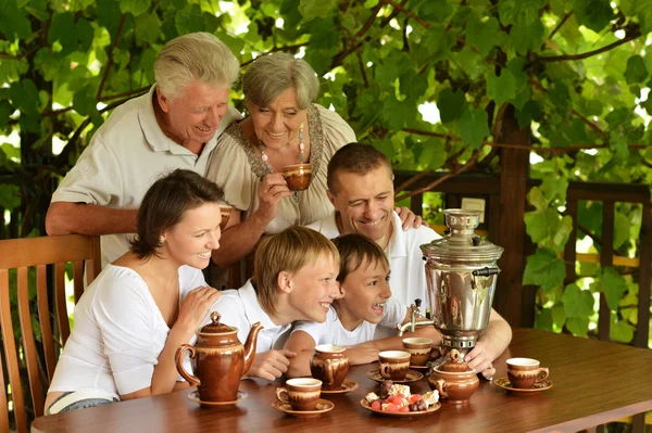 Mutlu bir aile çay içme — Stok fotoğraf