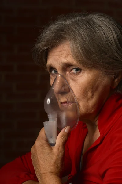 Senior vrouw met inhalator — Stockfoto