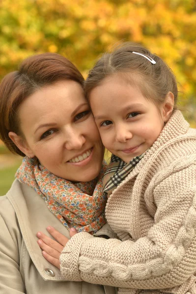 Madre con hija en el parque — Foto de Stock