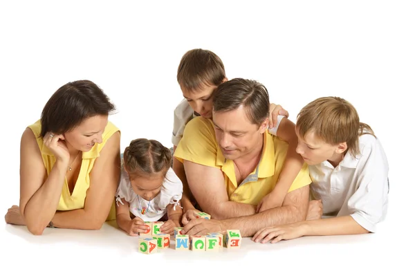 Família brincando com cubos — Fotografia de Stock