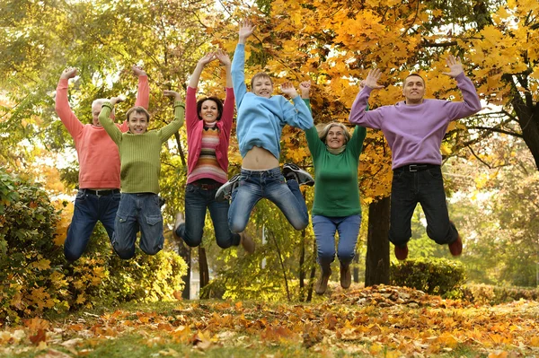 Família feliz no parque de outono — Fotografia de Stock