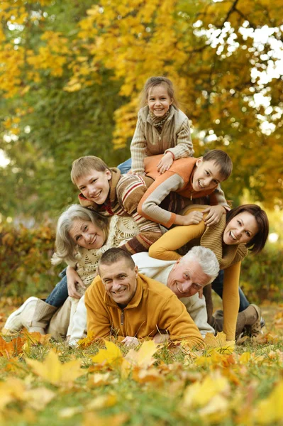 Família feliz na floresta de outono — Fotografia de Stock