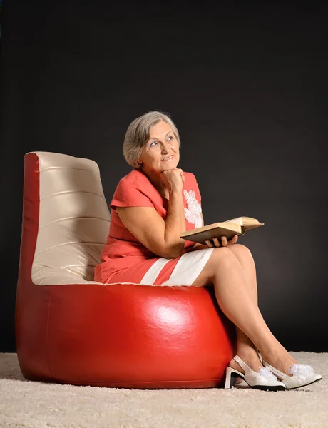Gelukkig senior vrouw lezing boek — Stockfoto