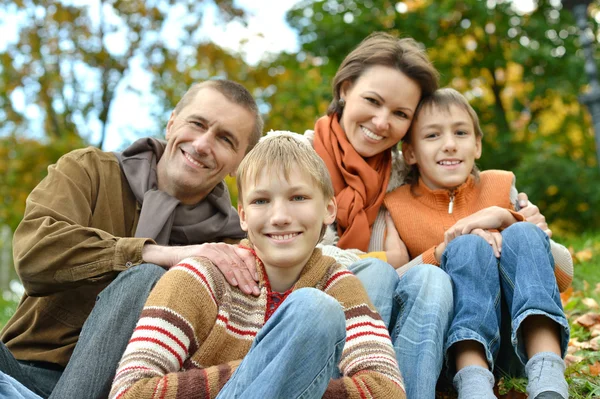 Sonbahar parkında bir aile — Stok fotoğraf