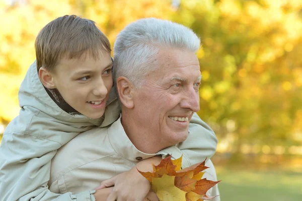 Abuelo y nieto en el parque de otoño — Foto de Stock