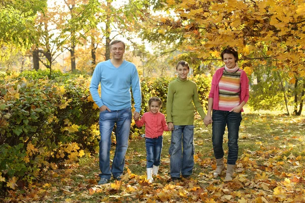 Felices caminatas familiares en el parque de otoño — Foto de Stock