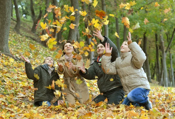 Sonbahar parkında bir aile — Stok fotoğraf