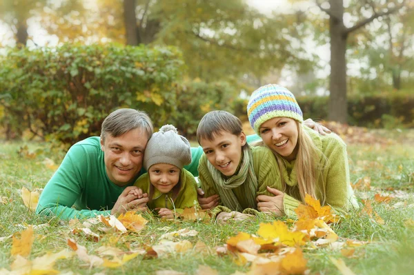 Lycklig familj i höstparken — Stockfoto