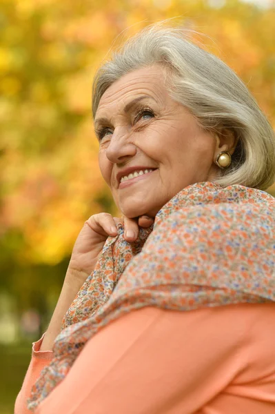 Seniorin im Herbstpark — Stockfoto