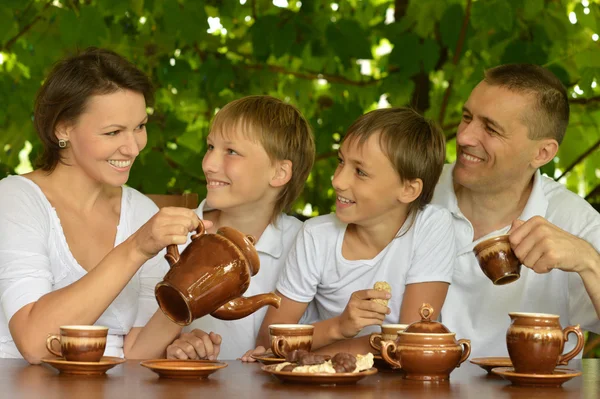 Mutlu bir aile çay içme — Stok fotoğraf