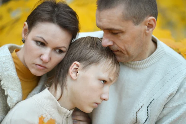 Sorgliga familj på naturen — Stockfoto