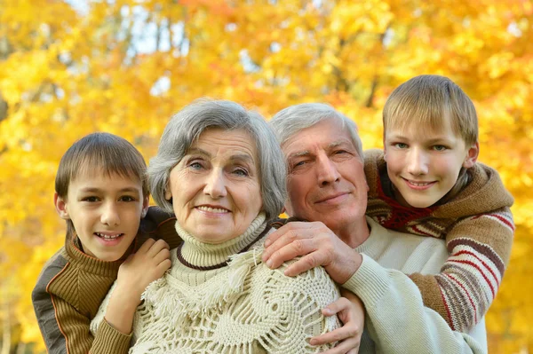 Abuelos y nietos en el parque de otoño — Foto de Stock