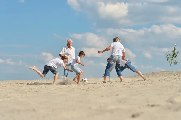 Familj spelar fotboll — Stockfoto