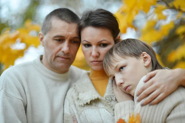Smutny rodziny na charakter — Zdjęcie stockowe