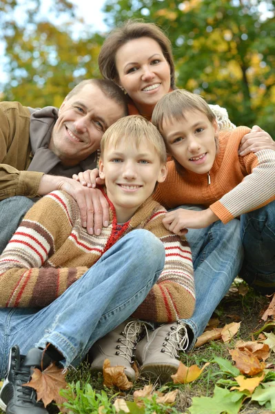 Familie in herfstpark — Stockfoto
