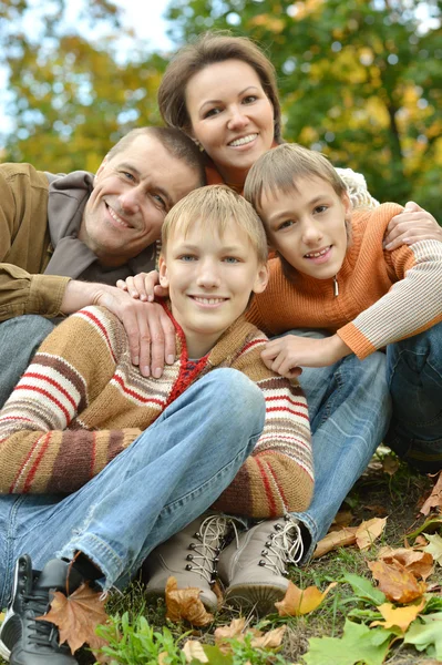 Família no parque de outono — Fotografia de Stock