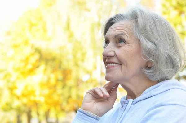 Seniorin im Herbstpark — Stockfoto