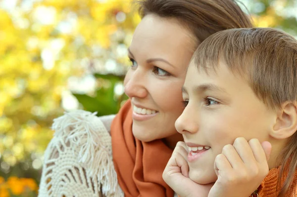 Hermosa madre con hijo en el parque —  Fotos de Stock