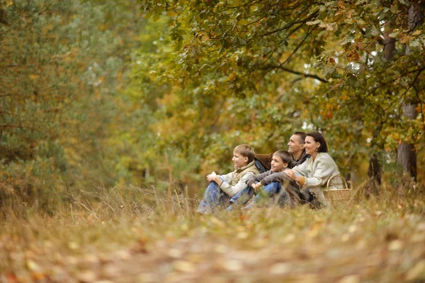 Familia en el parque de otoño — Foto de Stock