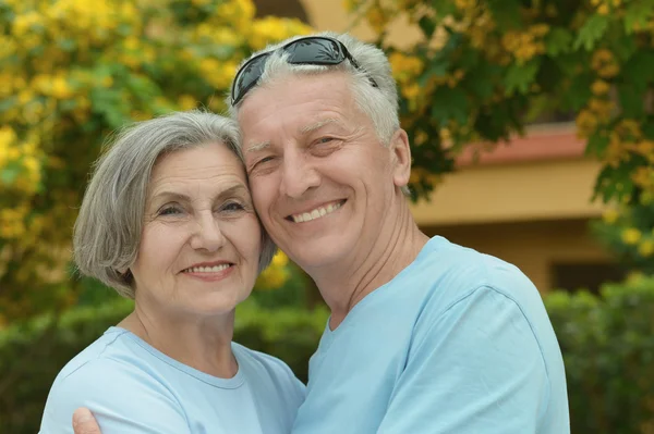 Senior couple resting on resort — Stock Photo, Image