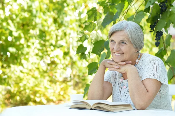 Woman outdoors at table — Stock Photo, Image