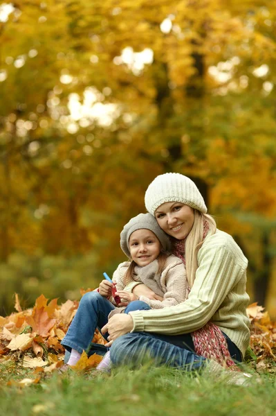 Glad mamma med hennes söta dotter — Stockfoto