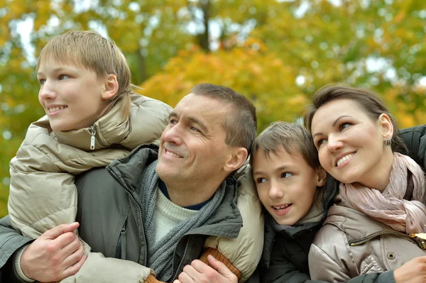 Sonbahar parkında bir aile — Stok fotoğraf