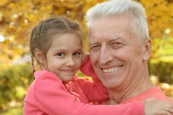 Gelukkig grootvader met kind — Stockfoto