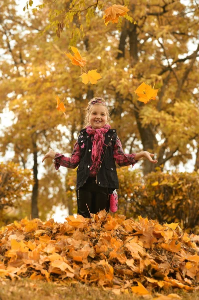 Mädchen im Herbstpark — Stockfoto