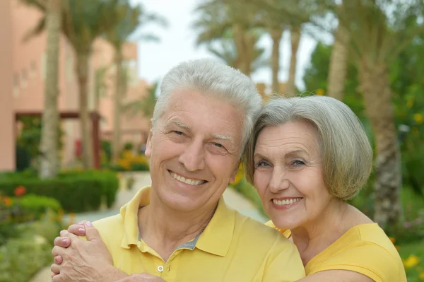 Seniorenpaar ruht sich auf Ferienanlage aus — Stockfoto