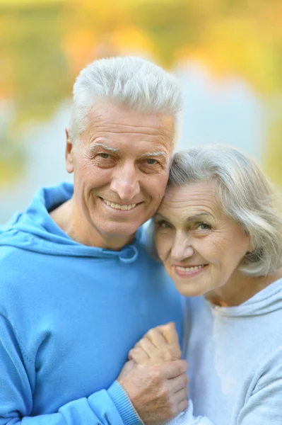 Couple in autumn park — Stock Photo, Image