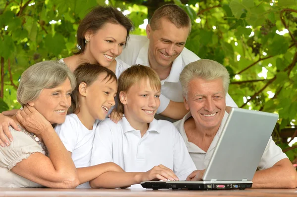 Glückliche Familie mit Computer — Stockfoto