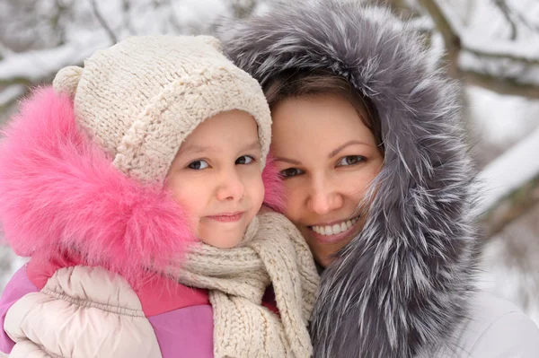 Mãe e filha no inverno — Fotografia de Stock